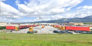 Vista de la base logística de Patinter en Venta de Baños con camiones estacionados