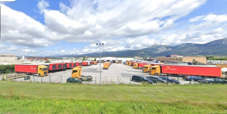 Vista de la base logística de Patinter en Venta de Baños con camiones estacionados