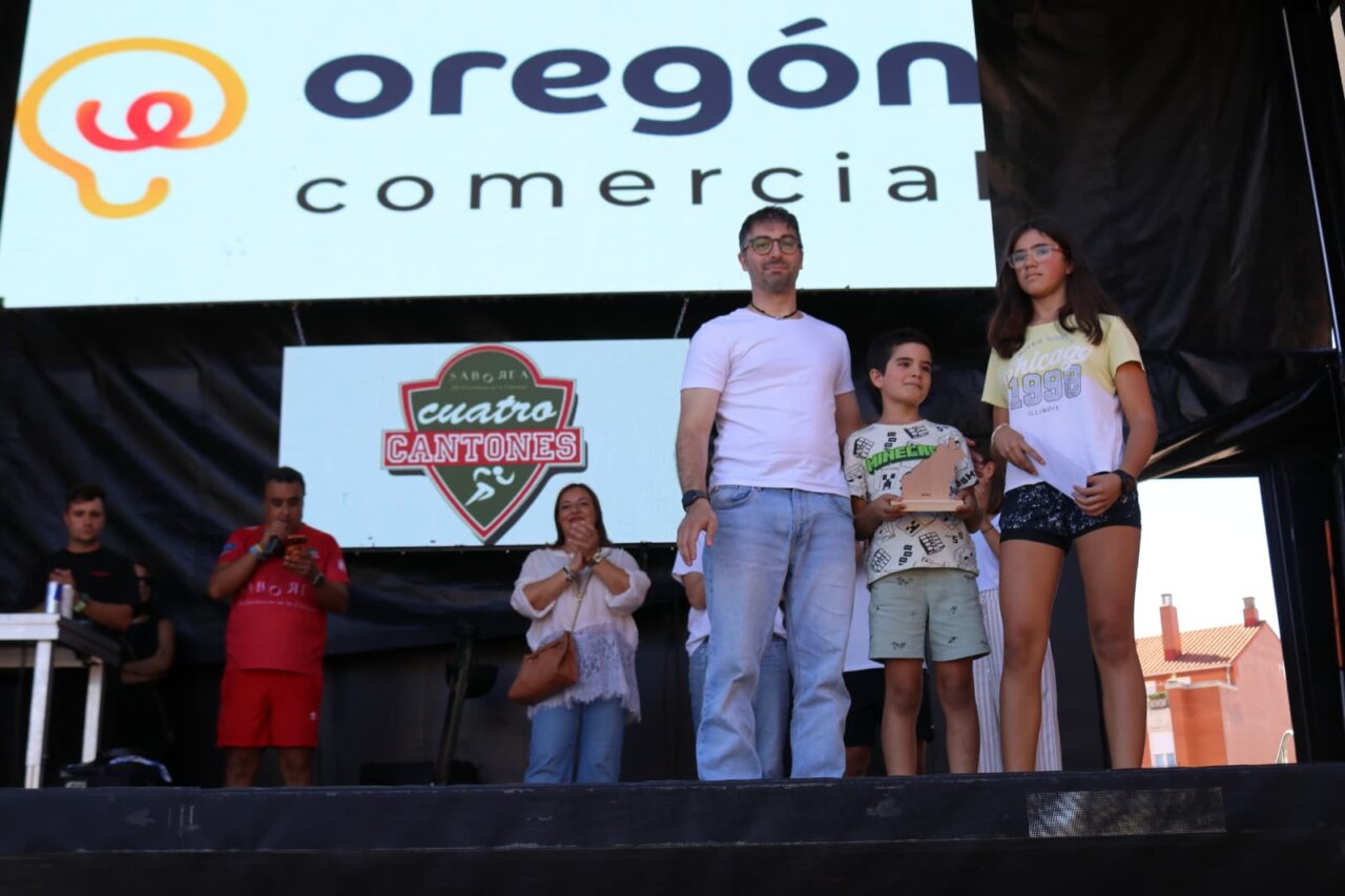 Participantes en la carrera de Autos Locos en Palencia