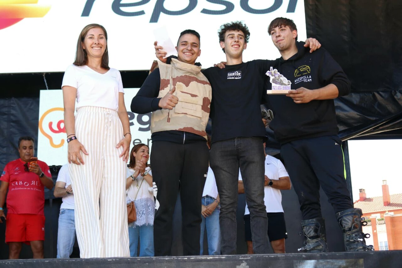 Ganadores de la carrera de Autos Locos en Palencia celebrando su victoria