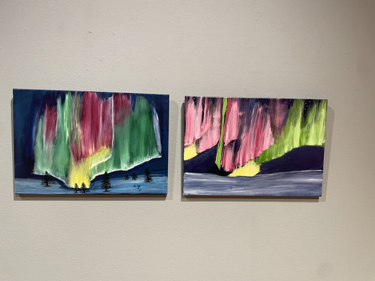 Cuadros de auroras boreales pintados por Mercedes Maté en exposición