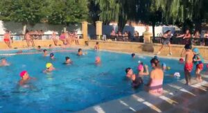 Niños y adultos disfrutando en la piscina municipal de Paredes de Nava