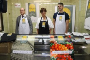 Presentación de la nueva imagen de la Plaza de Abastos con comerciantes.
