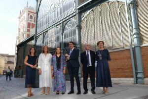 Visita institucional a la Plaza de Abastos de Palencia con representantes locales.