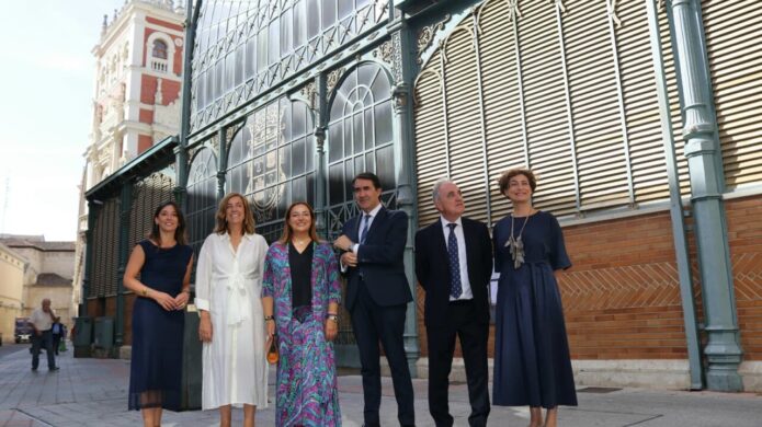 Visita institucional a la Plaza de Abastos de Palencia con representantes locales.