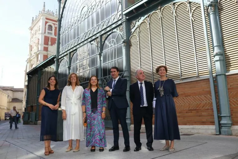Visita institucional a la Plaza de Abastos de Palencia con representantes locales.