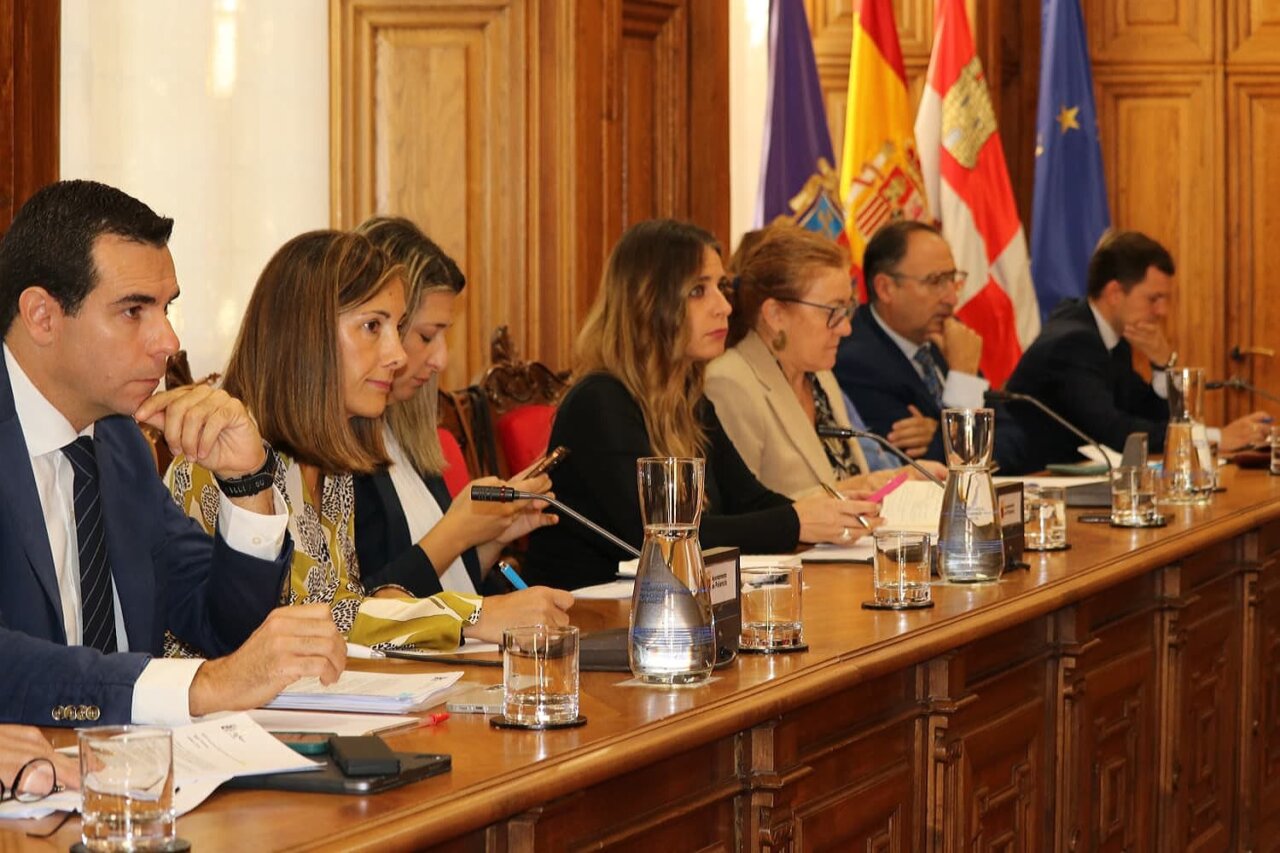 Reunión del Ayuntamiento de Palencia sobre la moción de apoyo a Ceuta