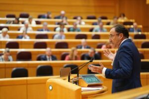 Senador hablando en el Senado sobre la Cuenta General del Estado