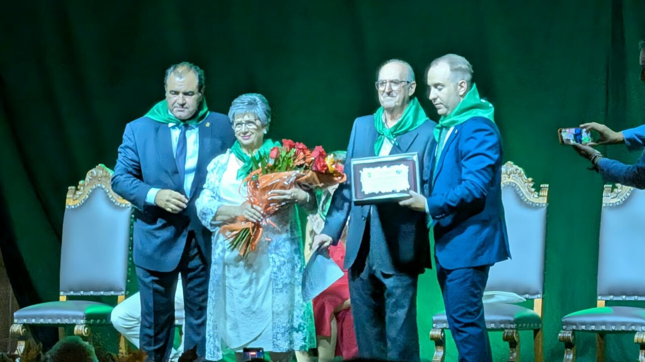 Entrega de premios durante el pregón de las fiestas de Saldaña