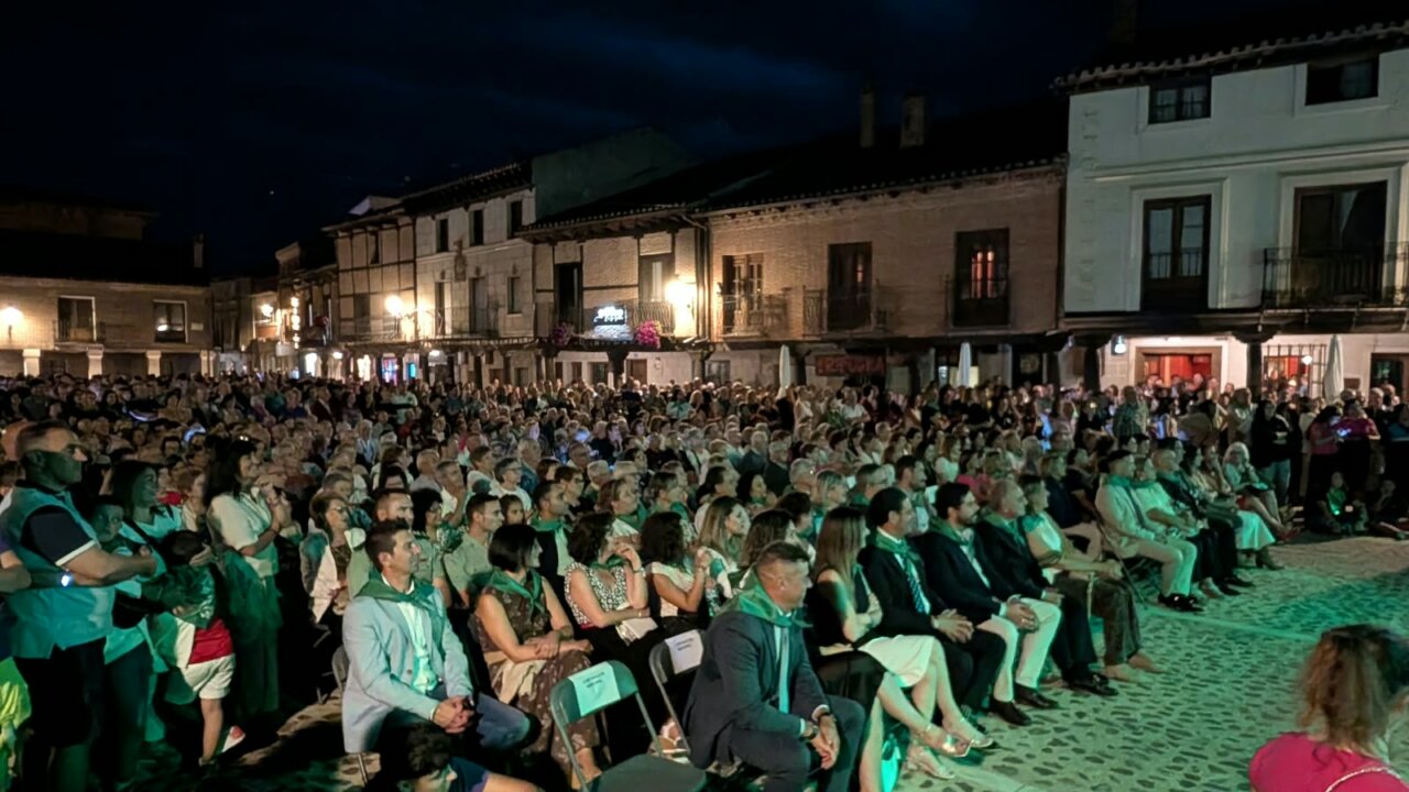 Gran multitud reunida en la Plaza Vieja durante el pregón de las fiestas de Saldaña