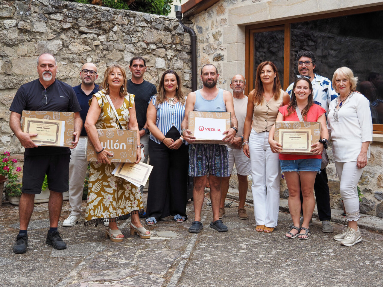 Grupo de premiados junto a patrocinadores y jurado en Aguilar de Campoo