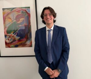 Gabriel Ángel García Benito, ganador del premio Alejandro Nieto, posando en un entorno académico.