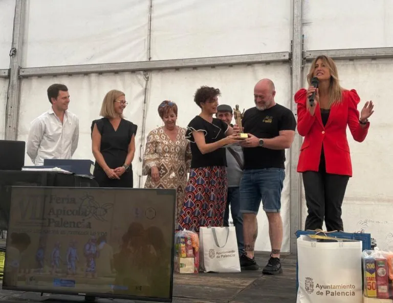 Entrega de premio a Miel El Camino en la feria apícola de Palencia