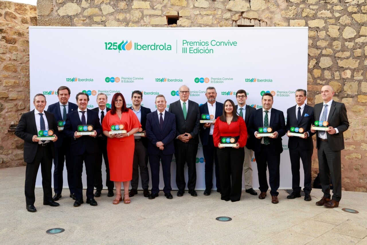 Grupo de premiados en la tercera edición de los Premios Convive de Iberdrola