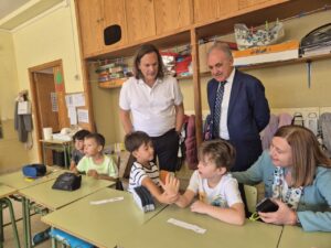 Presentación del curso escolar 2026-2027 en un aula con alumnos y docentes.