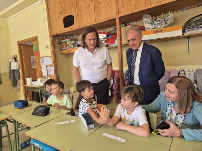 Presentación del curso escolar 2026-2027 en un aula con alumnos y docentes.