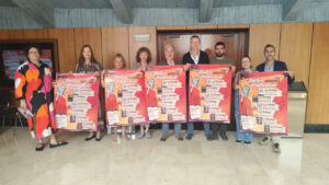 Grupo de personas sosteniendo carteles de la XIII Muestra de Teatro Palentino