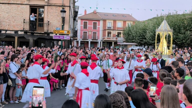 Multitudinaria procesión de las antorchas en Saldaña con danzantes y vecinos