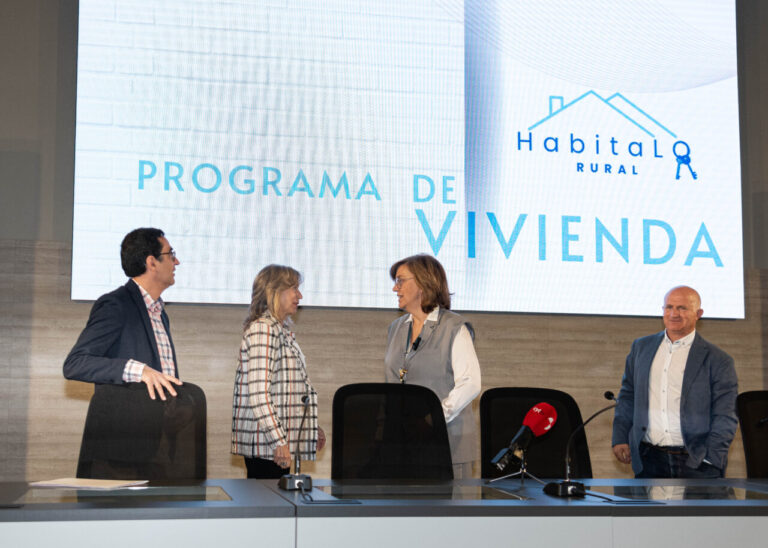 Reunión sobre el programa HabitaLO Rural para vivienda pública en Palencia.