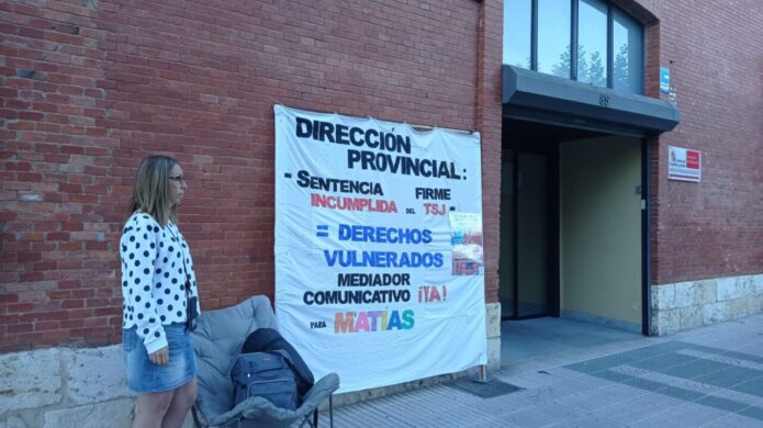 Protesta de padres frente a la Dirección Provincial de Educación en Palencia