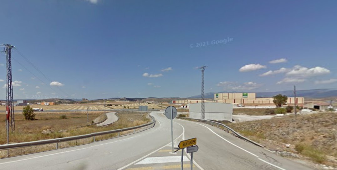 Vista del proyecto de autovía en Aguilar de Campoo con fábricas de Gullón