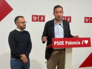 Dos miembros del PSOE en una rueda de prensa en Palencia