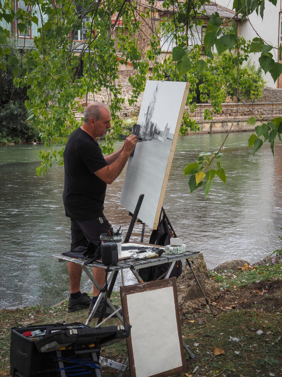 Artista pintando al aire libre junto al río en Aguilar de Campoo