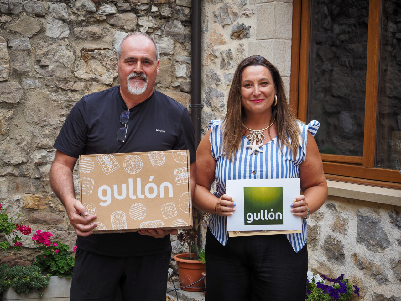 Rafael Carrascal y Marta Redondo sosteniendo productos de Galletas Gullón
