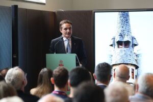Raúl Fernández Sobrino hablando en un evento sobre artesanía