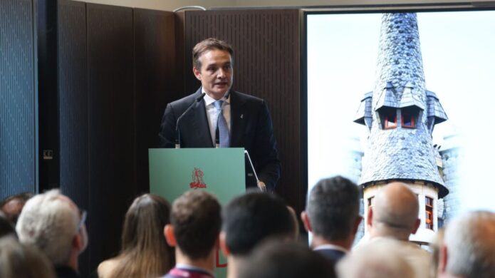 Raúl Fernández Sobrino hablando en un evento sobre artesanía