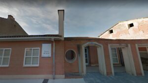 Fachada del centro de salud de Torquemada en proceso de reforma