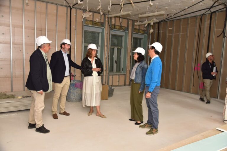 Grupo de personas en obra de reforma del edificio San Telmo