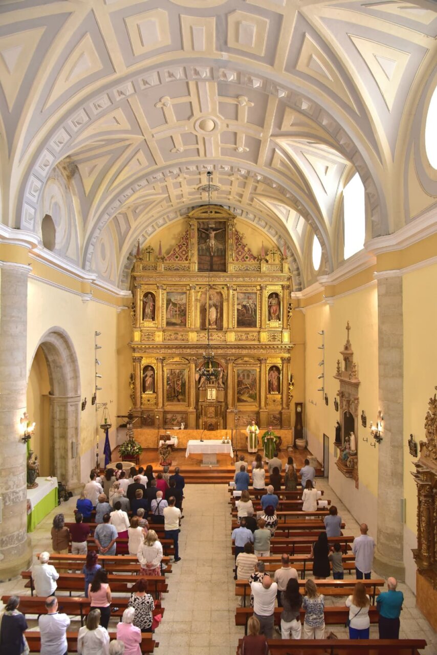 Interior de la iglesia Santa Cruz en Grijota durante una ceremonia religiosa