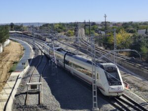 Tren de Renfe circulando por la vía entre Venta de Baños y Palencia