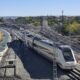 Tren de Renfe circulando por la vía entre Venta de Baños y Palencia