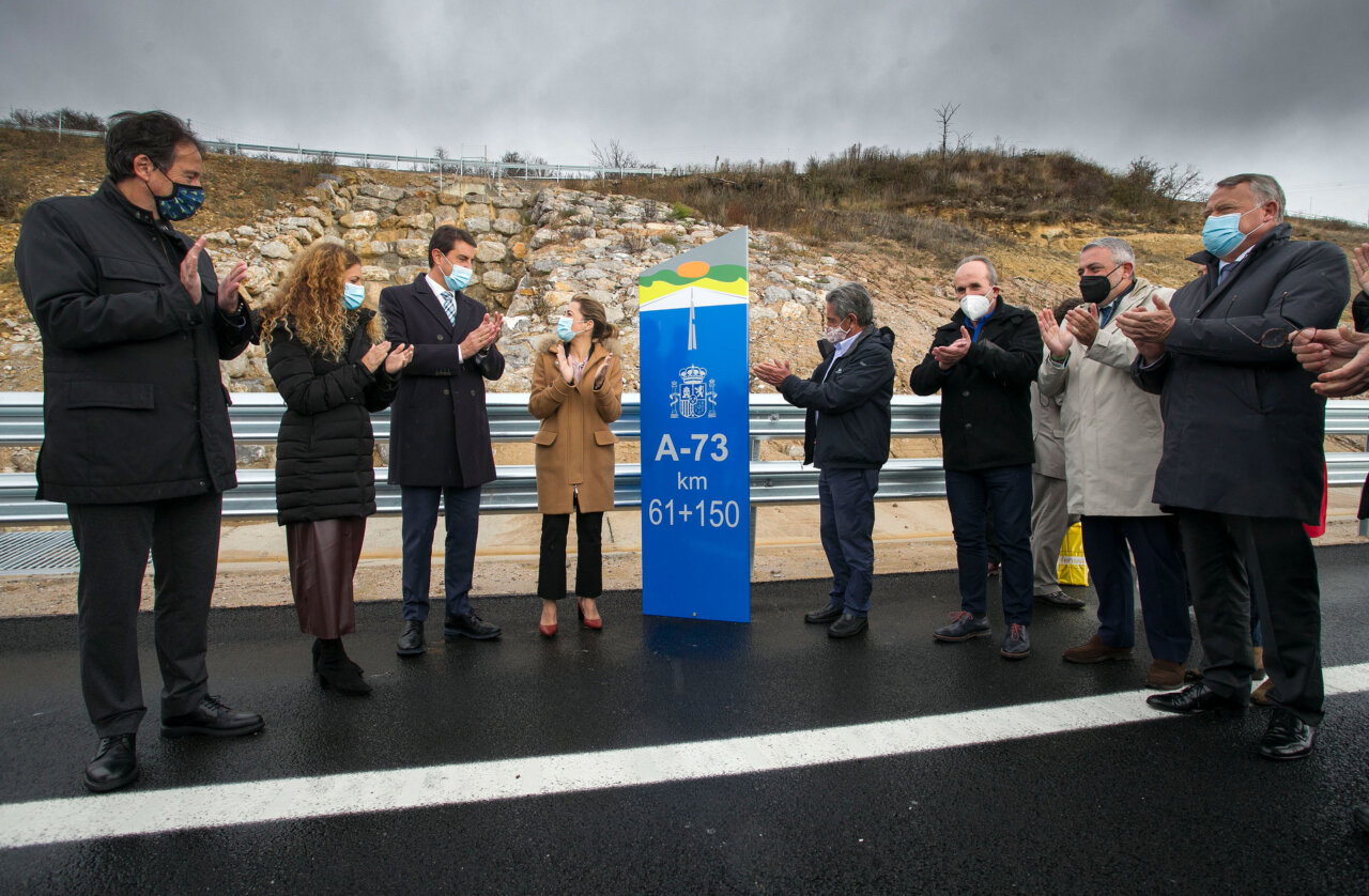 Inauguración del tramo de la autovía A-73 con autoridades aplaudiendo