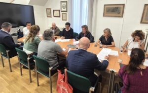 Reunión de la Junta de Gobierno de la Diputación de Palencia con varios participantes en una mesa.