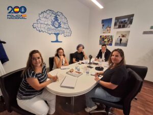 Reunión de varias personas en un salón con decoración institucional