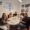 Reunión de varias personas en un salón con decoración institucional