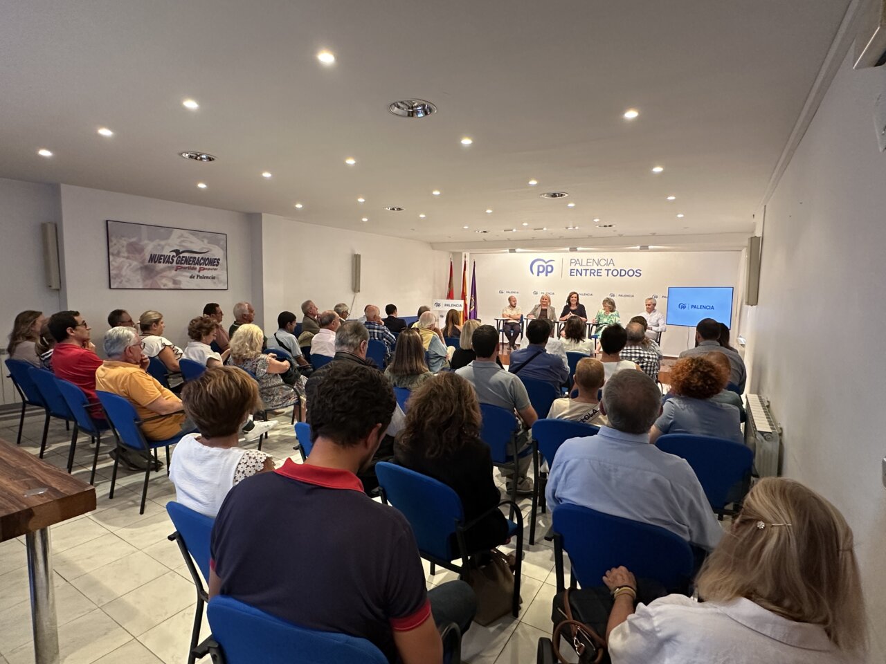 Reunión del Partido Popular en Palencia con asistentes en sillas azules