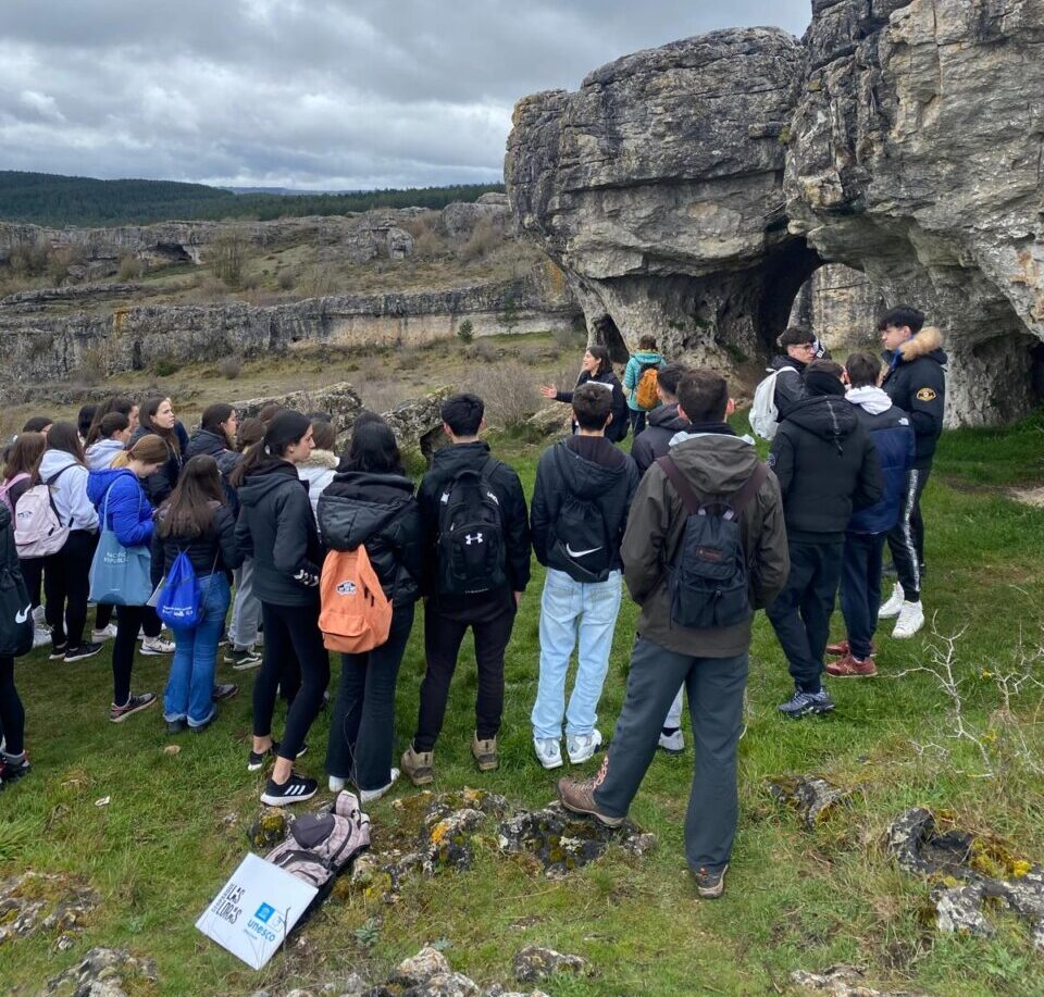 Estudiantes en una salida de campo en el Geoparque Las Loras
