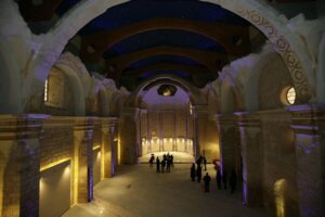 Interior del San Pedro Cultural en Becerril de Campos con iluminación moderna