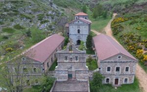 Vista aérea del Santuario de la Virgen del Brezo en Santibáñez de la Peña