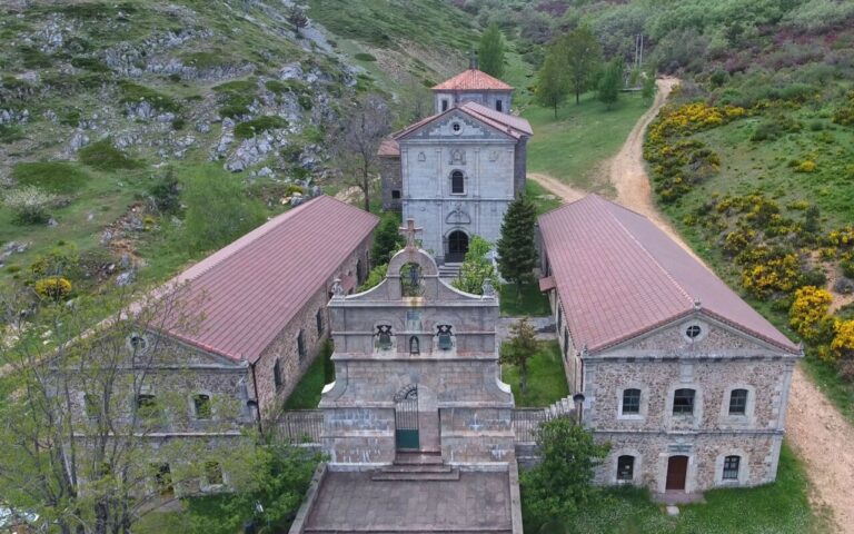 Vista aérea del Santuario de la Virgen del Brezo en Santibáñez de la Peña