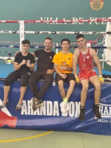 Cuatro boxeadores del Spartans Boxing Club posando tras ganar medallas