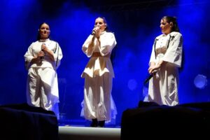 Las integrantes de Tanxugueiras en concierto, transmitiendo un mensaje de respeto