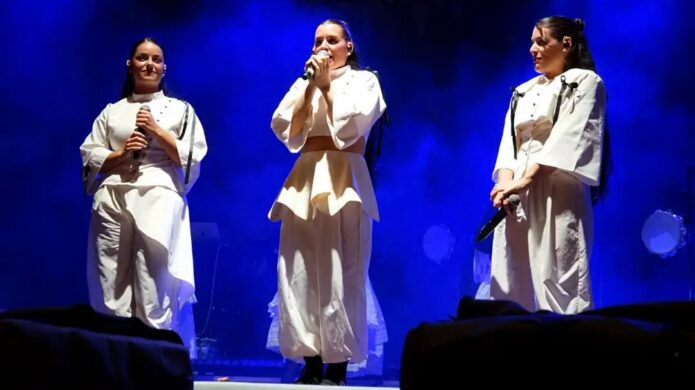 Las integrantes de Tanxugueiras en concierto, transmitiendo un mensaje de respeto