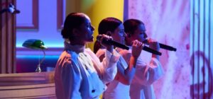 Las Tanxugueiras cantando en un escenario durante La Revuelta.