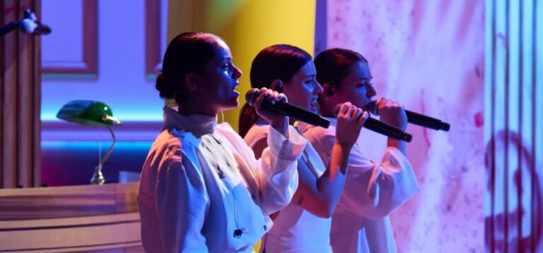 Las Tanxugueiras cantando en un escenario durante La Revuelta.