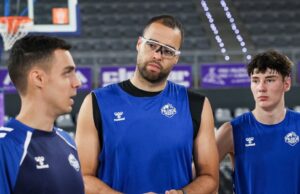 Terrence Bieshaar en entrenamiento con compañeros de baloncesto en Palencia